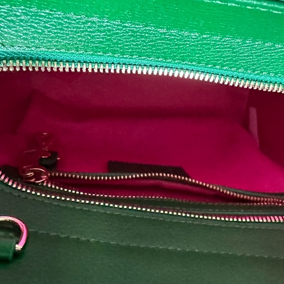 F&W leather NWT vibrant green croc-embossed bag with Pink Interior Strap also - Picture 8 of 9
